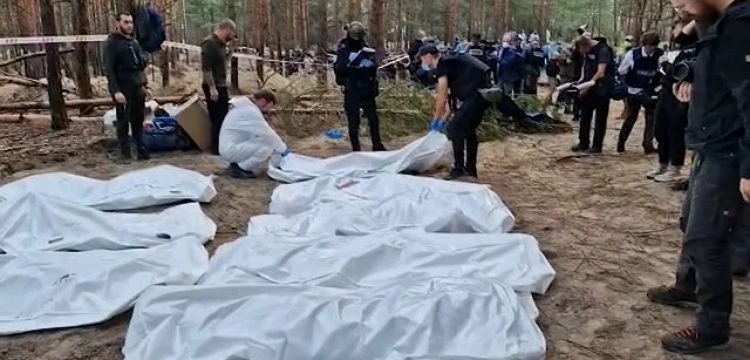 [18+] TV Republika ujawnia barbarzyństwo Rosji pod Iziumem. Odbywa się tam ekshumacja ofiar rosyjskiego terroru na Ukrainie [Wideo]