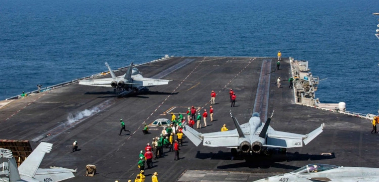 Iran uderzył w amerykański lotniskowiec? USA zaprzeczają