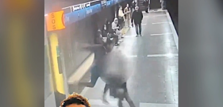 Szokujące nagranie z Barcelony. Imigrant bił po głowach kobiety w metrze