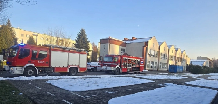 Ewakuacja szkoły w Wadowicach. Strażacy badają wyciek groźnej substancji chemicznej