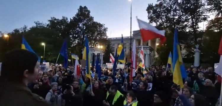 „Putin, won!”, „Precz z faszyzmem!” - trwa protest przed ambasadą Rosji w Warszawie [Wideo]