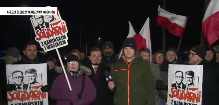„Tusk jest dyktatorem”, „Jesteśmy z wami!”. Protest przed aresztem