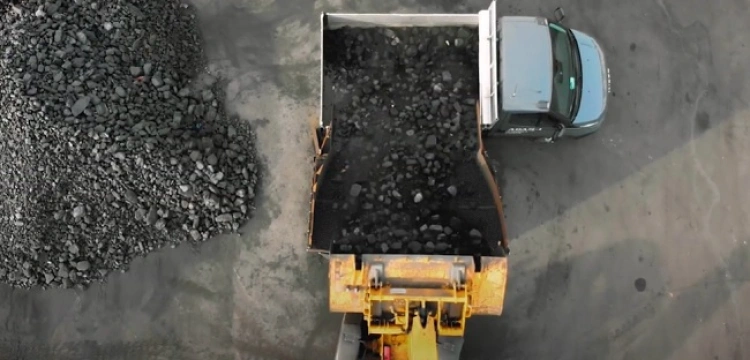 Min. Moskwa: Rząd analizuje zasadność wprowadzenia dodatku węglowego na sezon 2023/2024