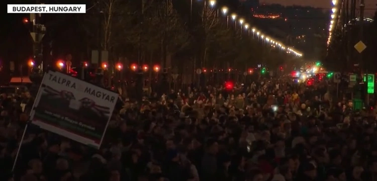 Tysiące wściekłych Węgrów na ulicach Budapesztu - największe protesty od lat [Wideo]