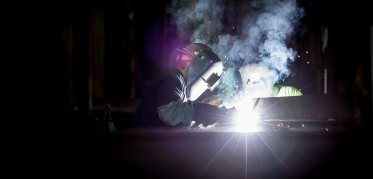 Odpylanie przemysłowe – jak dobrać system do specyfiki zakładu? [Materiał promocyjny]