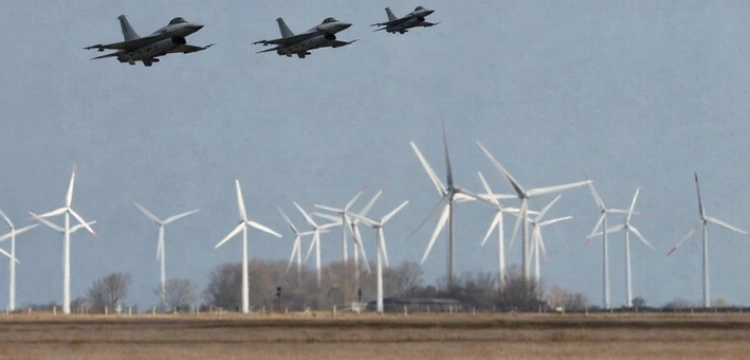 Głupota czy sabotaż? Wiatraki na trasach samolotów wojskowych?