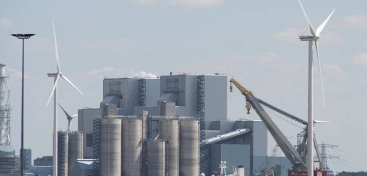 Morawiecki za budową wiatraków 700 m od zabudowań, z fakultatywnym referendum