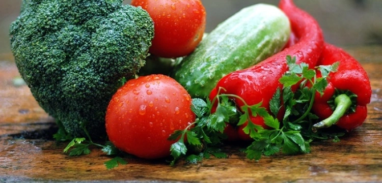 Wpływ wiosny na apetyt i nawyki żywieniowe: jak dostosować dietę do zmieniającej się pogody i dłuższych dni?