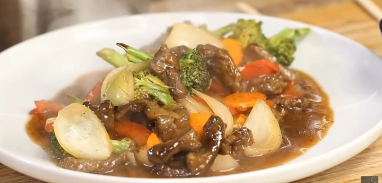 Ogień z Syczuanu na talerzu: aromatyczna wołowina stir-fry z papryczkami i pieprzem syczuańskim