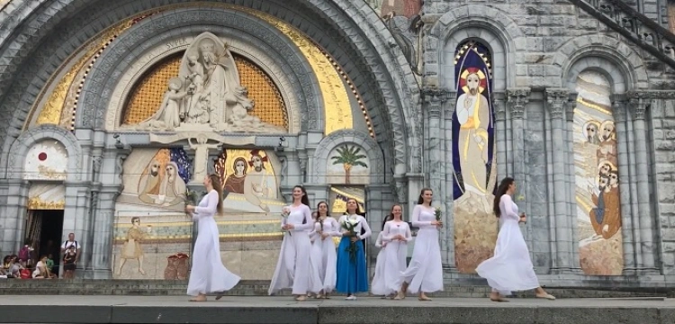 Chwalenie Boga tańcem i modlitwą. Wspólnota i teatr tańca "Lilia" [Wideo]