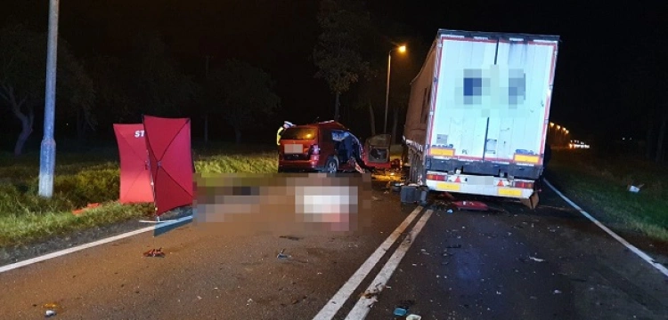 Tragiczne skutki wypadku na krajowej "dziesiątce". Są ofiary śmiertelne