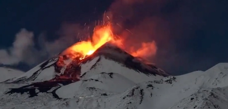 Etna znów wyrzuca tony lawy i popiołu [Wideo]