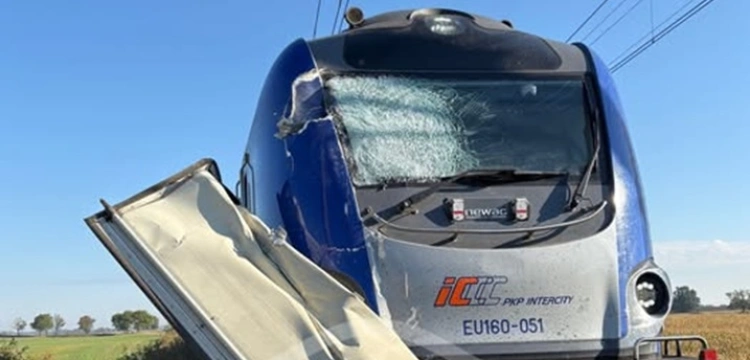 Groźne zderzenie ciężarówki z pociągiem Intercity. Prawie 200 pasażerów ewakuowanych