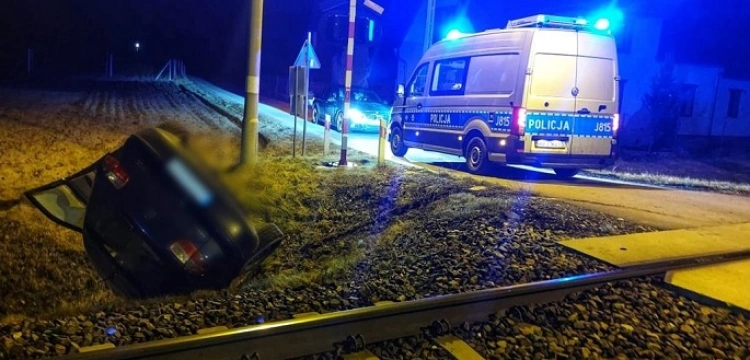 Cela plus! Minął przejazd kolejowy i dachował - miał ponad 3 promile alkoholu