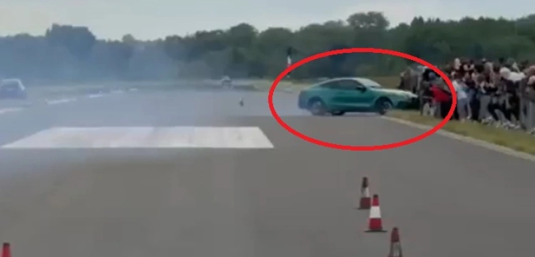 [Wideo] Dramat na lotnisku w Krośnie. Wypadek podczas wyścigów drag race – kilkanaście osób rannych