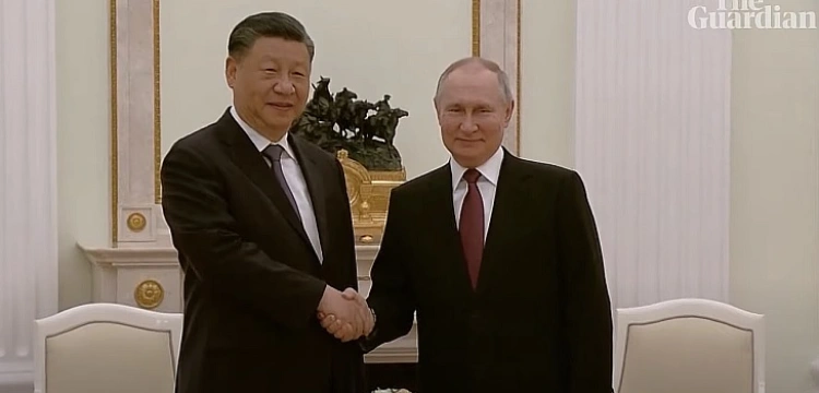 Moskwa. Zbrodniarz wojenny powitał prezydenta Chin Xi Jinpinga [Wideo]