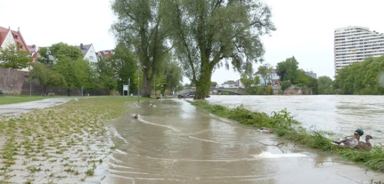 Rzeki w Polsce gwałtownie przybierają. IMGW ostrzega przed możliwymi podtopieniami