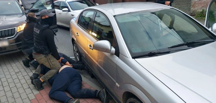 Zatrzymani za kradzieże samochodów terenowych
