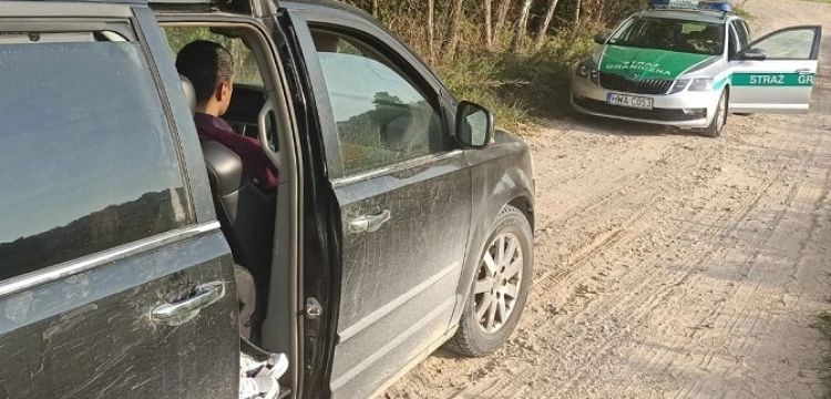 [Wideo] Po pościgu SG zatrzymała łotewskiego kuriera - przewoził 12 nielegalnych migrantów