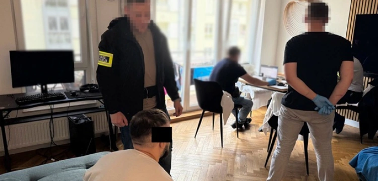 Liderzy grupy przestępczej wyłudzający kody BLIK zatrzymani. Zabezpieczono m.in. sztabki złota