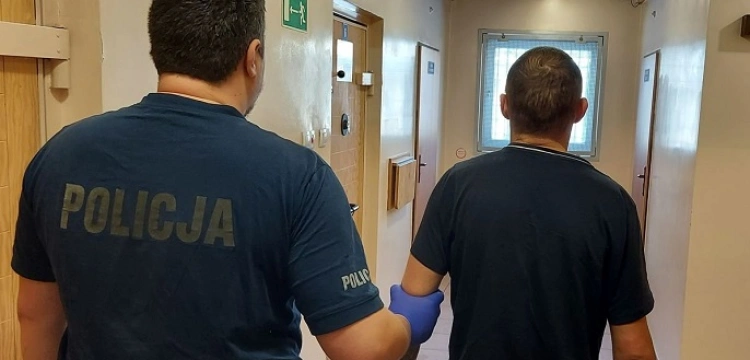 Zniszczył nagrobek byłej teściowej i został przygnieciony przed płytę. Był poszukiwany