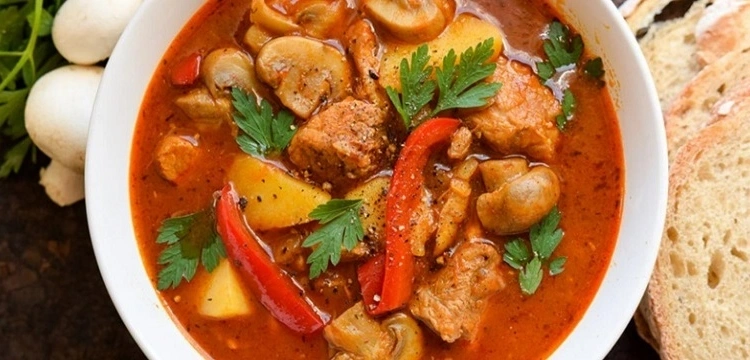 Kuchnia antydepresyjna: Gulaszowa z pieczarkami i pajda chleba