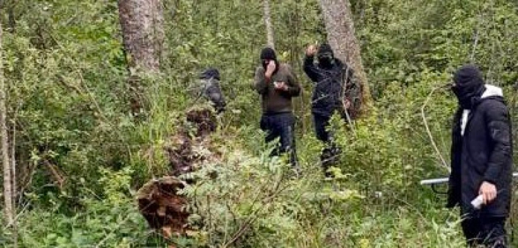 Zamaskowane osoby z radiotelefonami na polskiej granicy