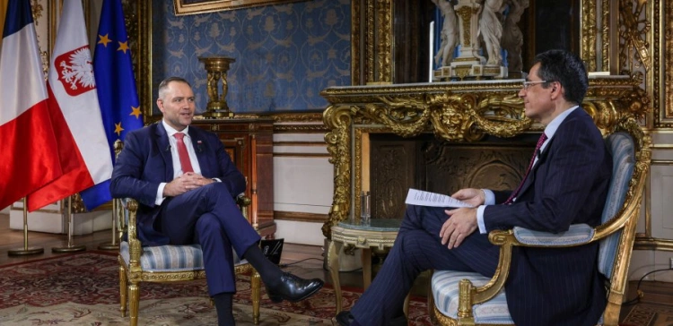 Prezydent Nawrocki we francuskiej TV: Musimy się zbroić, by wojny nie było
