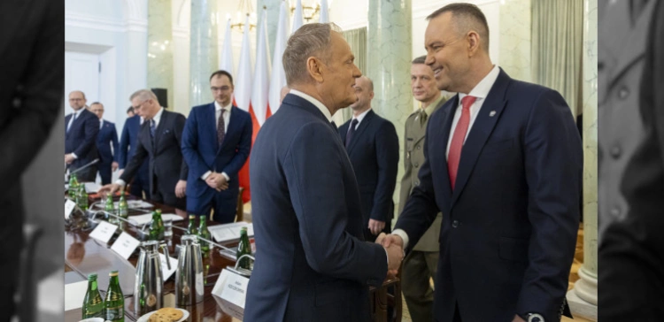 Sondaż: połowa Polaków pozytywnie ocenia Nawrockiego, a Tusk ma powód do zmartwień