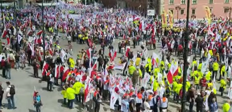 Ogromna manifestacja w Warszawie. Morawiecki: Pierwszy krok do przebudzenia