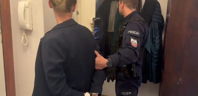 „Bez nakazu” Policja wtargnęła do domu T. Sakiewicza i skuła jego asystentkę
