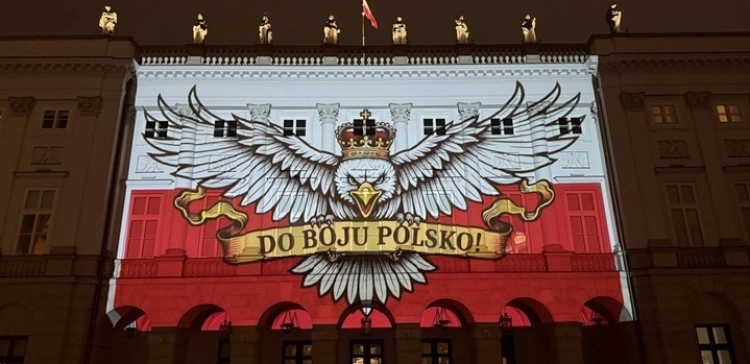 Pałac Prezydencki świeci dla kibiców. Nawrocki użył grafiki… zakazanej na stadionie