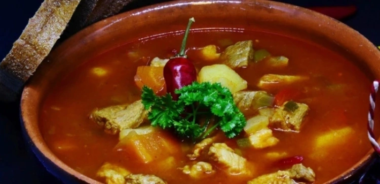 Kuchnia antydepresyjna: Gulaszowa z pieczarkami i pajda chleba