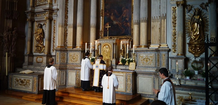 Paweł Chmielewski dla Frondy: Czarne chmury nad tradycyjną Mszą świętą