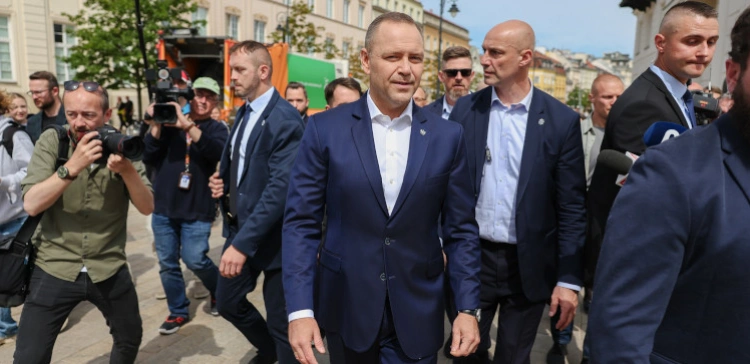 Nawrocki podpisze ustawę o statusie osoby najbliższej? Wyniki sondażu