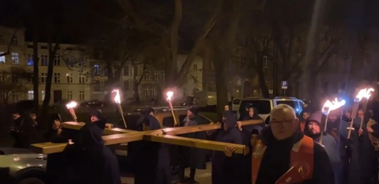 Prezydent w ciszy i skupieniu podczas nocnego Misterium Krzyża w Gdańsku