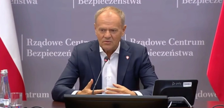 Siłowe wejście do rodzinnego domu prezydenta. Premier mówi o „głupich dowcipach”