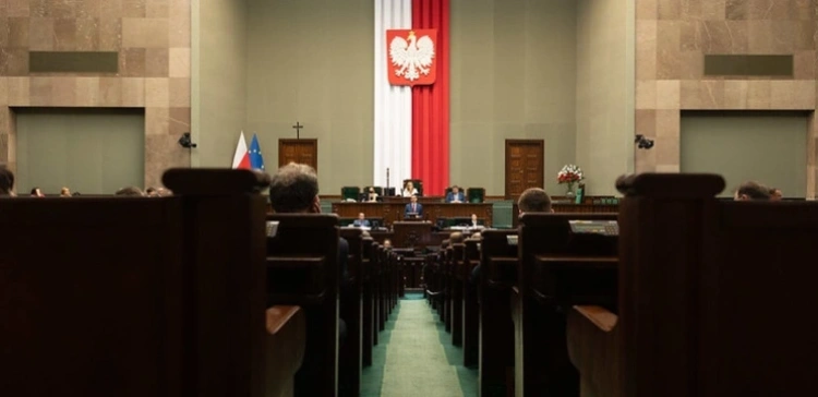 Sondaż: PiS zyskuje najwięcej! Tylko pięć ugrupowań w Sejmie