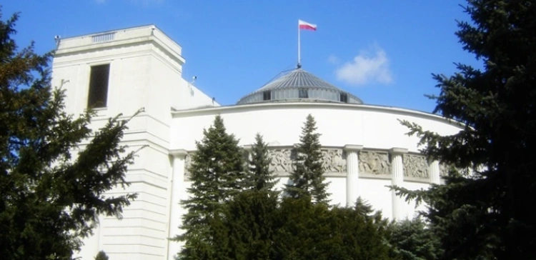 Sondaż. KO prowadzi i traci, PiS mocno odrabia straty