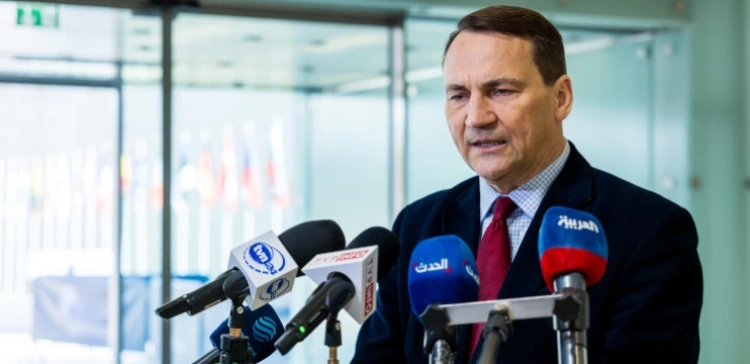 Paweł Chmielewski dla Frondy: Sikorski strzela z armaty do wróbla. Żenujący atak na dwóch biskupów